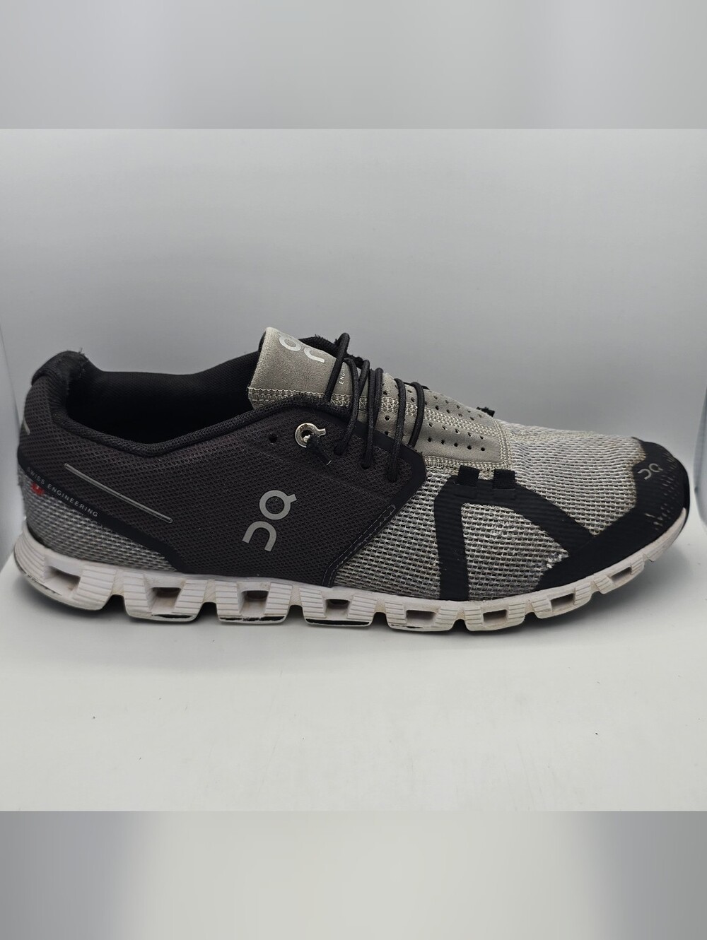 On Running Men’s Gray and Black Cloud-Style Sneakers